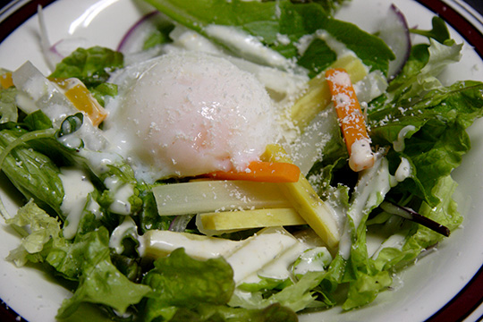 温野菜と温泉卵のサラダ
